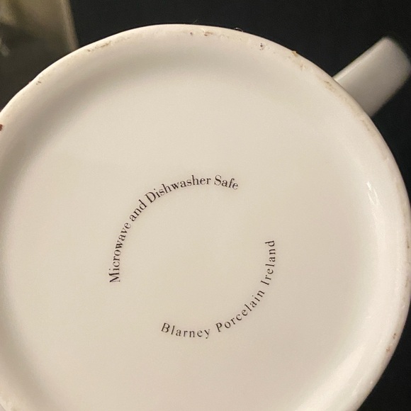 Blarney Porcelain Ireland Christmas Tea Pot - Holly Berry - Picture 5 of 5